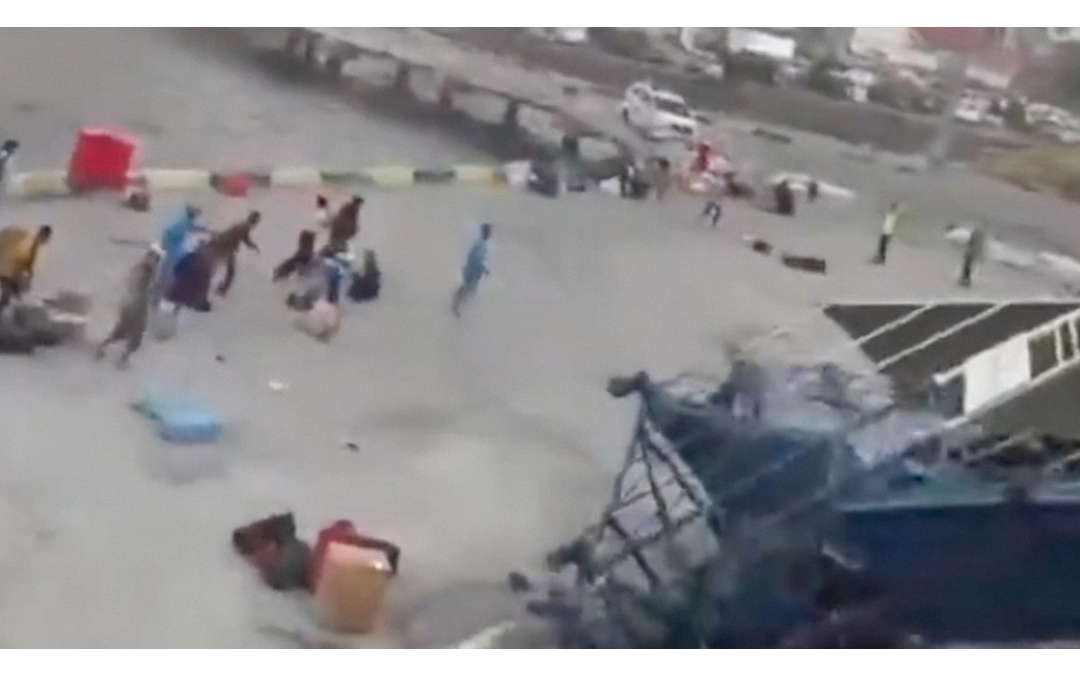 Indonesia: personas caen al mar durante fuerte sismo
