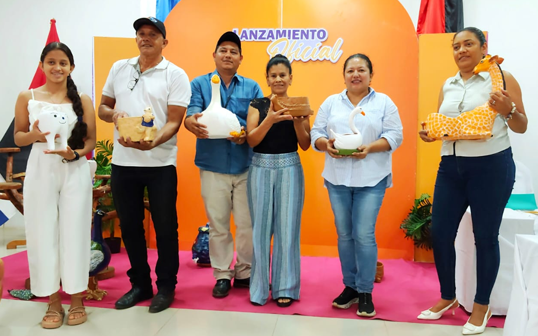 Emprendedora de Jalapa presenta nueva línea de piezas en barro