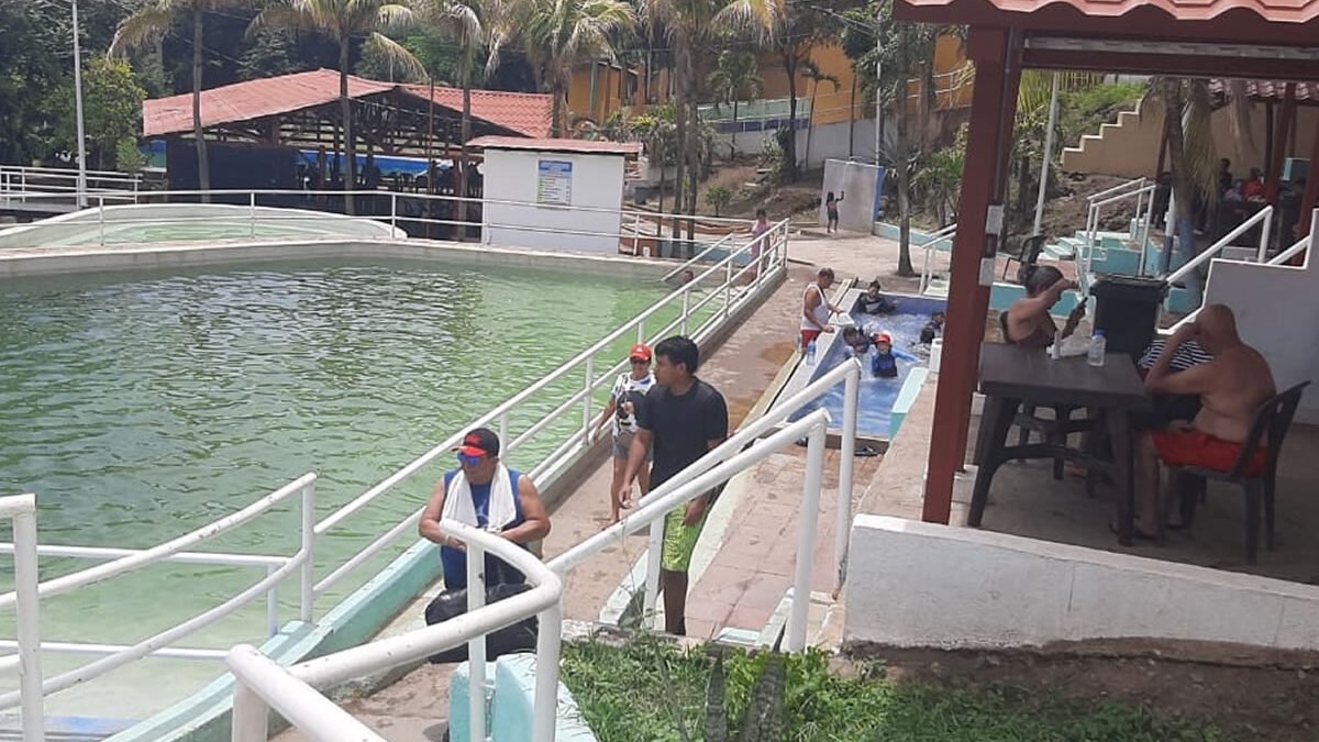 El poder medicinal de las aguas termales atrae a miles en Tipitapa