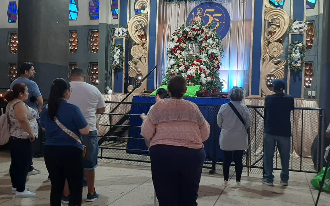 Devotos de Santo Domingo cumplen promesas en parroquia capitalina