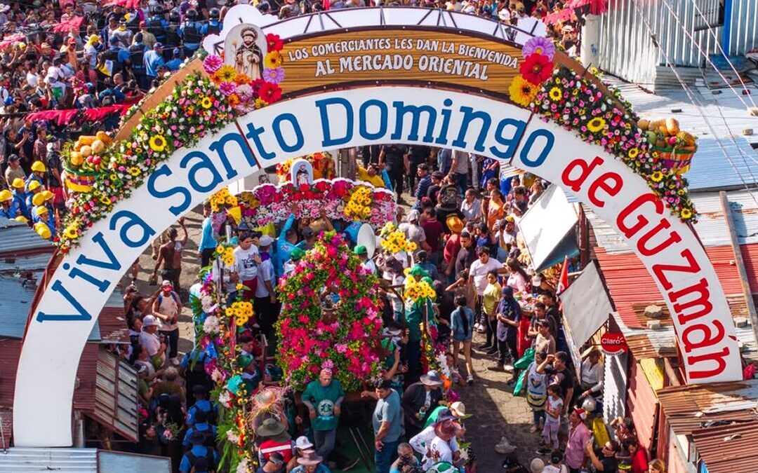 Managuas viven el recorrido de Santo Domingo con orden y seguridad