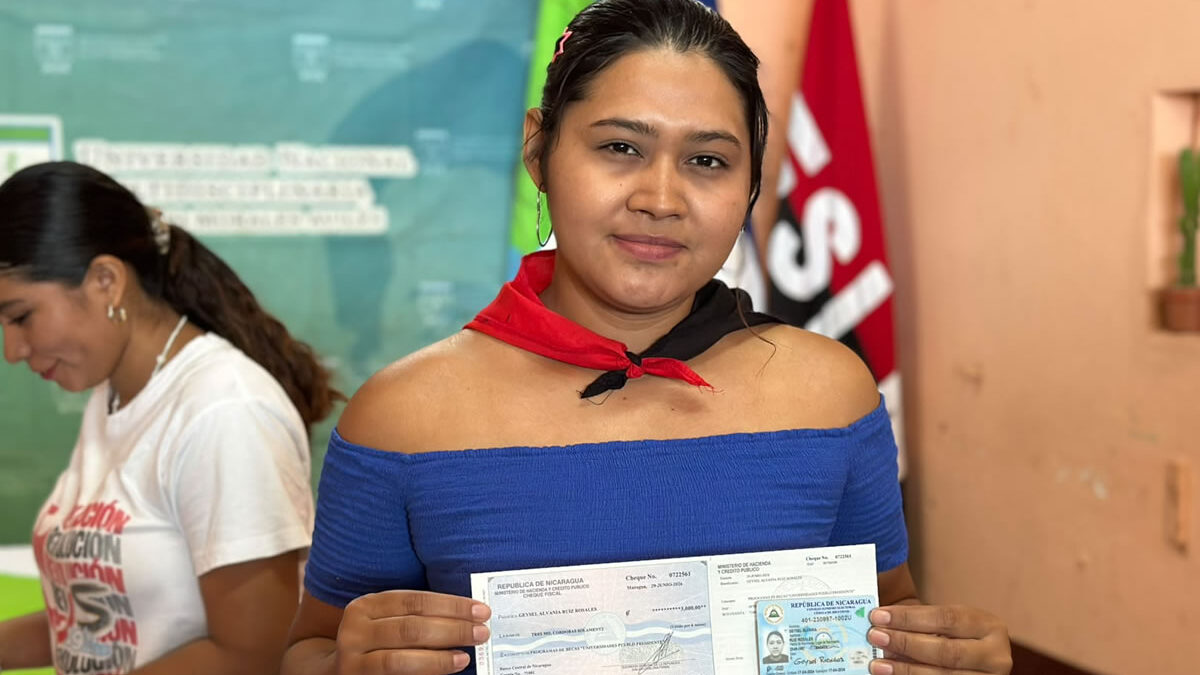 Más de 200 universitarios reciben becas “Pueblo Presidente” en Masaya