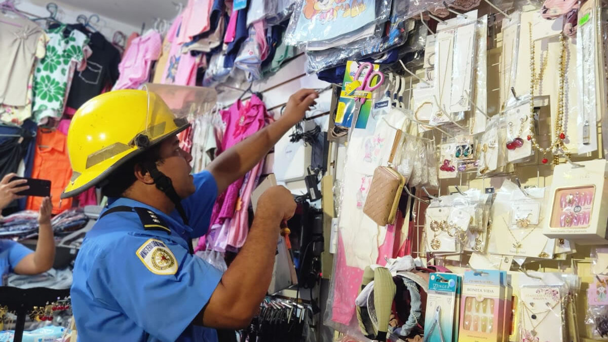 Bomberos refuerzan la prevención en mercado de Ciudad Sandino