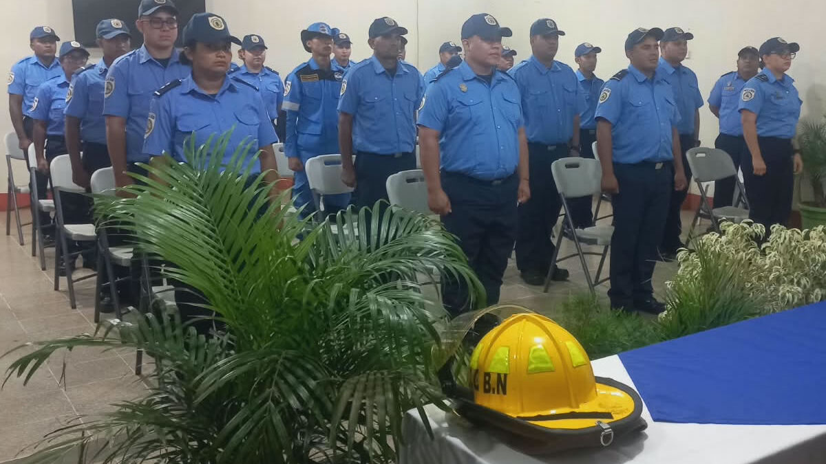Capacitan a 25 bomberos en uso de equipos de respiración