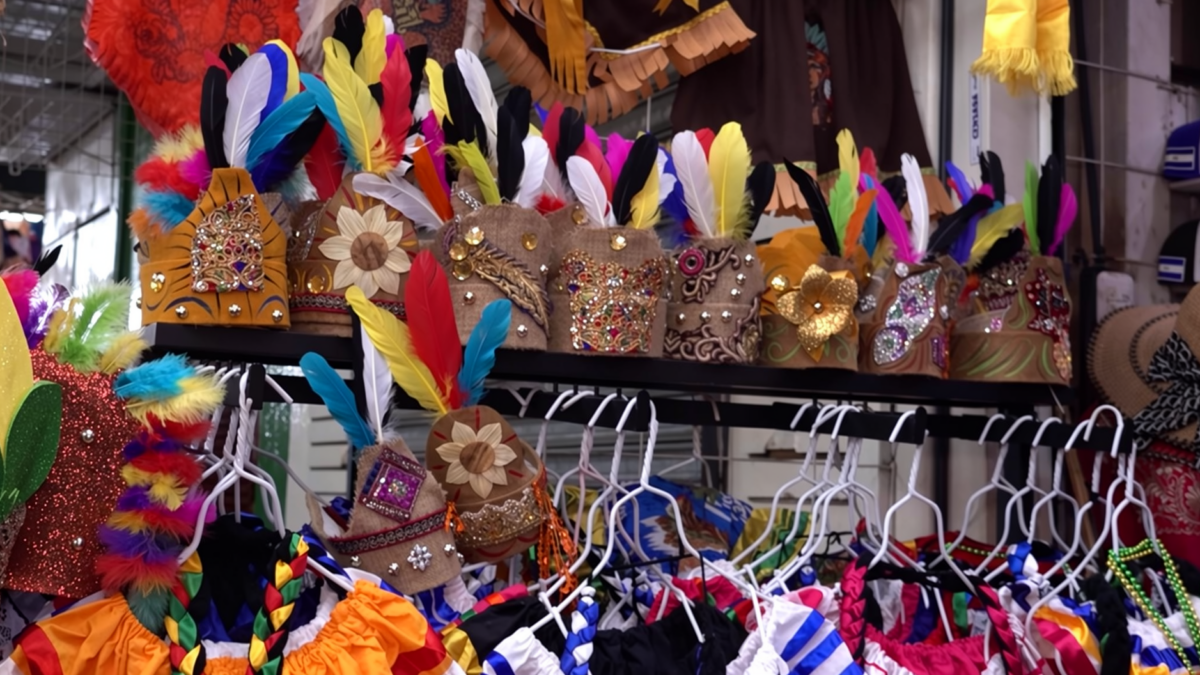 Comerciantes reportan buenas ventas de atuendos para el Día de la Resistencia Indígena