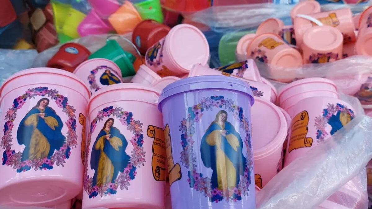 Comercios se abastecen de productos plásticos para la temporada de la Purísima