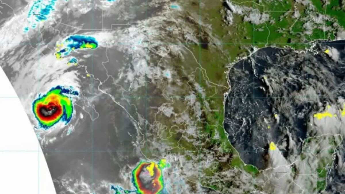 Polo toca tierra en México como huracán de categoría 2