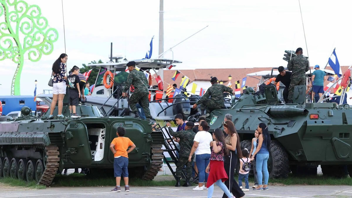Gran afluencia de familias visita la Exposición Estática del Ejército