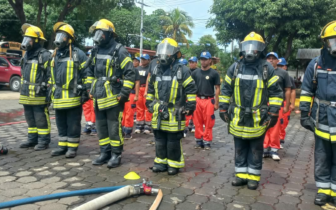 Bomberos de Nicaragua realizan ejercicio práctico con equipos de respiración