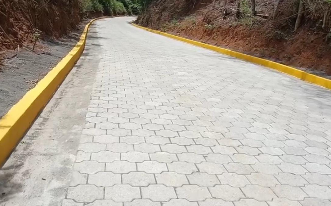 Familias de Dolores inauguran nuevo camino adoquinado en zona