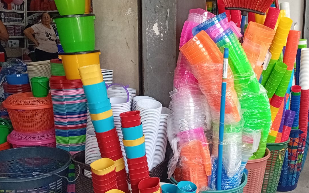 Comercio de artículos plásticos para la Gritería sube en el mercado Oriental