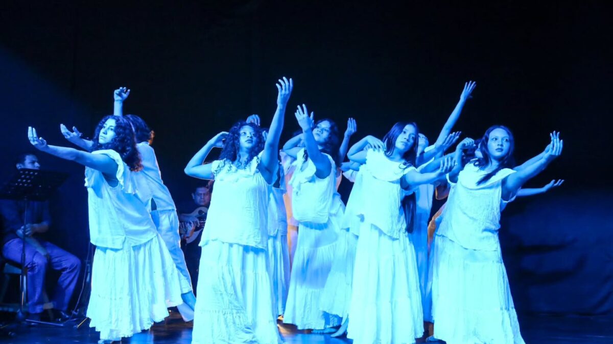 Puesta en escena de la obra «Como los Santos» en el Teatro Justo Rufino Garay