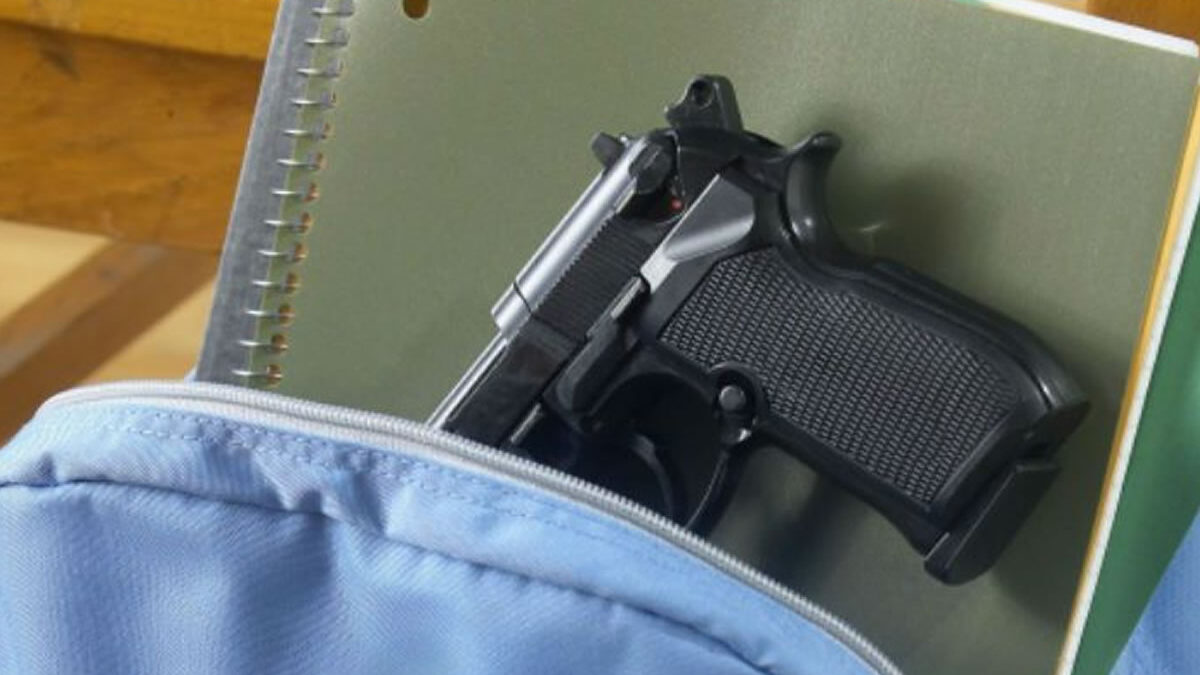 Hallan pistola cargada en la mochila de un niño en una guardería