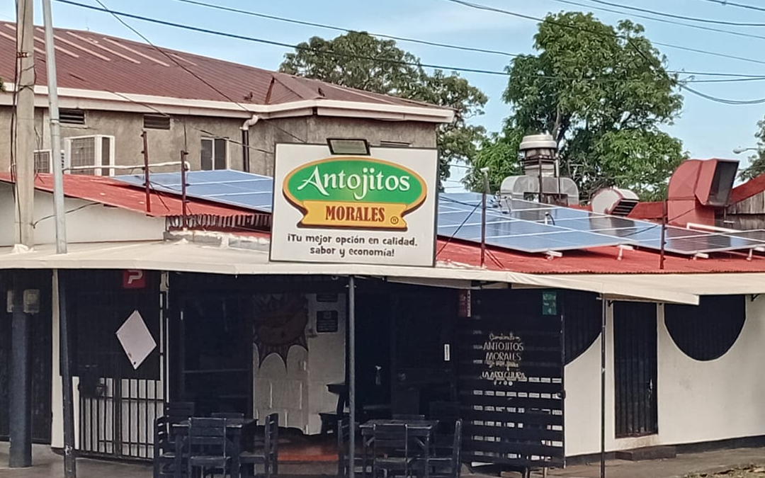 Restaurante en Managua reduce costos con paneles solares