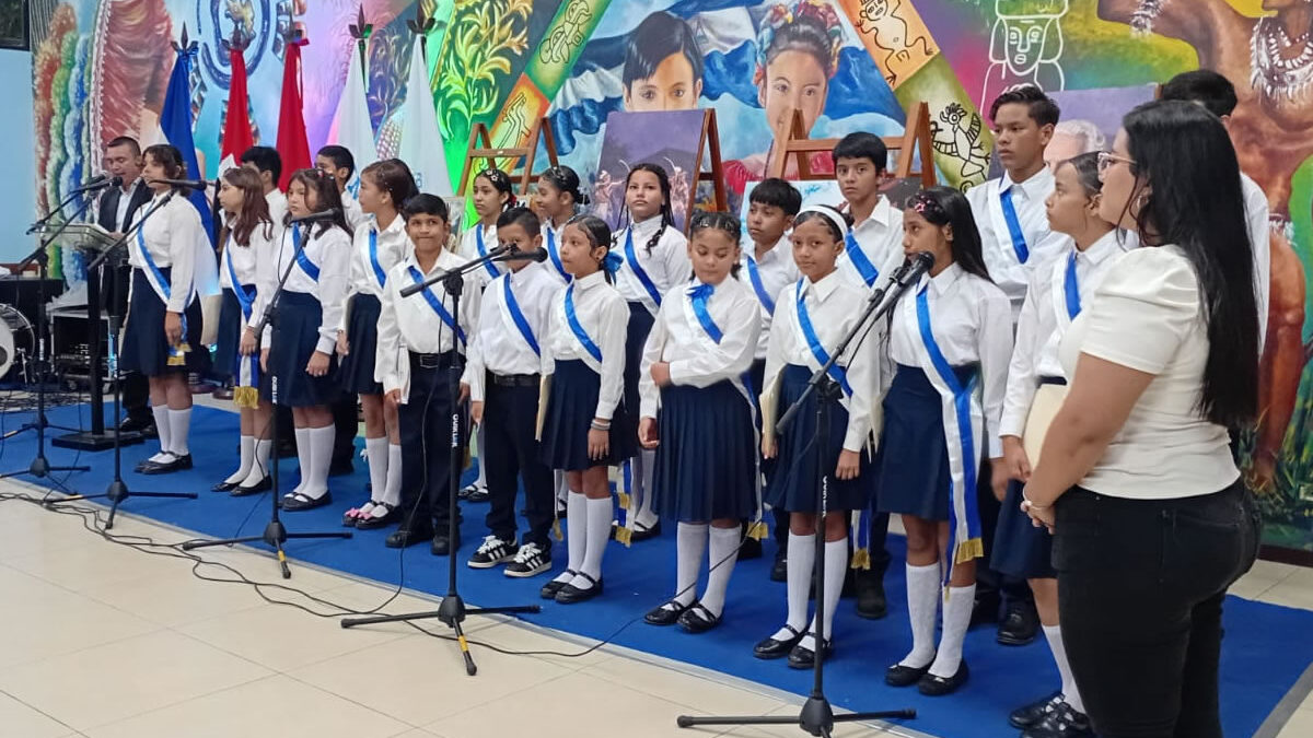 Más de 5.000 docentes nicas participan en Congreso de Historia e Identidad