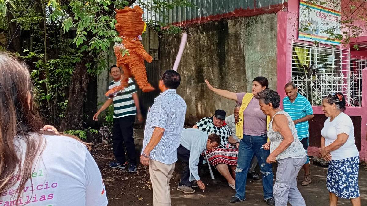 Adultos mayores disfrutan de un alegre bailongo en su día