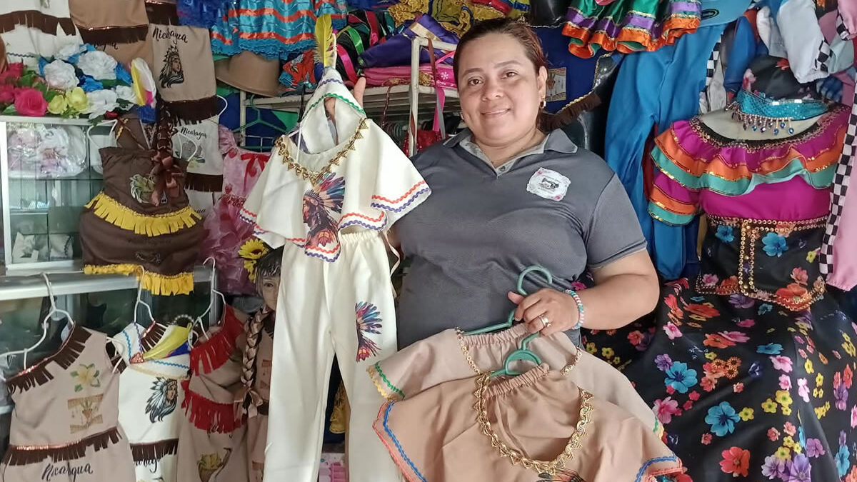 Aumenta demanda de prendas tradicionales en emprendimiento textil