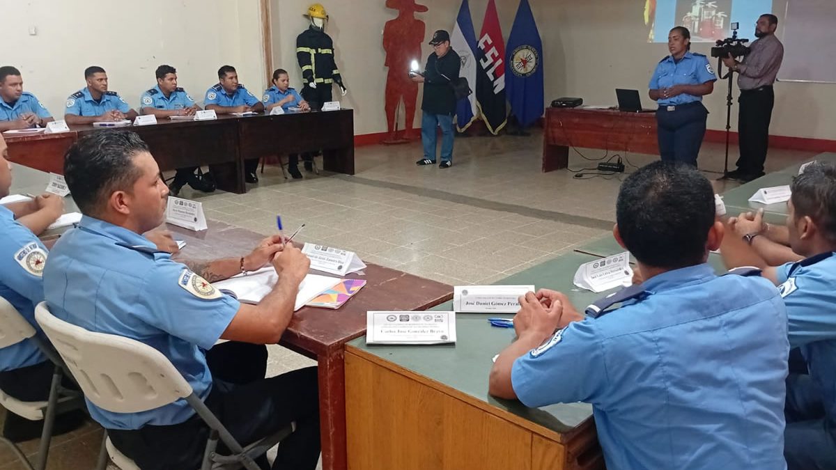Bomberos Unidos capacitan a 26 miembros como nuevos instructores