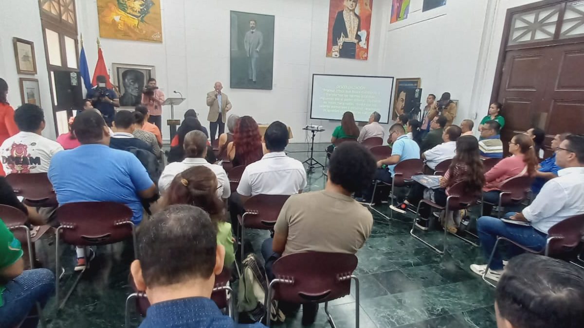 Celebran Día de la Autonomía con foro de cultura y descolonización