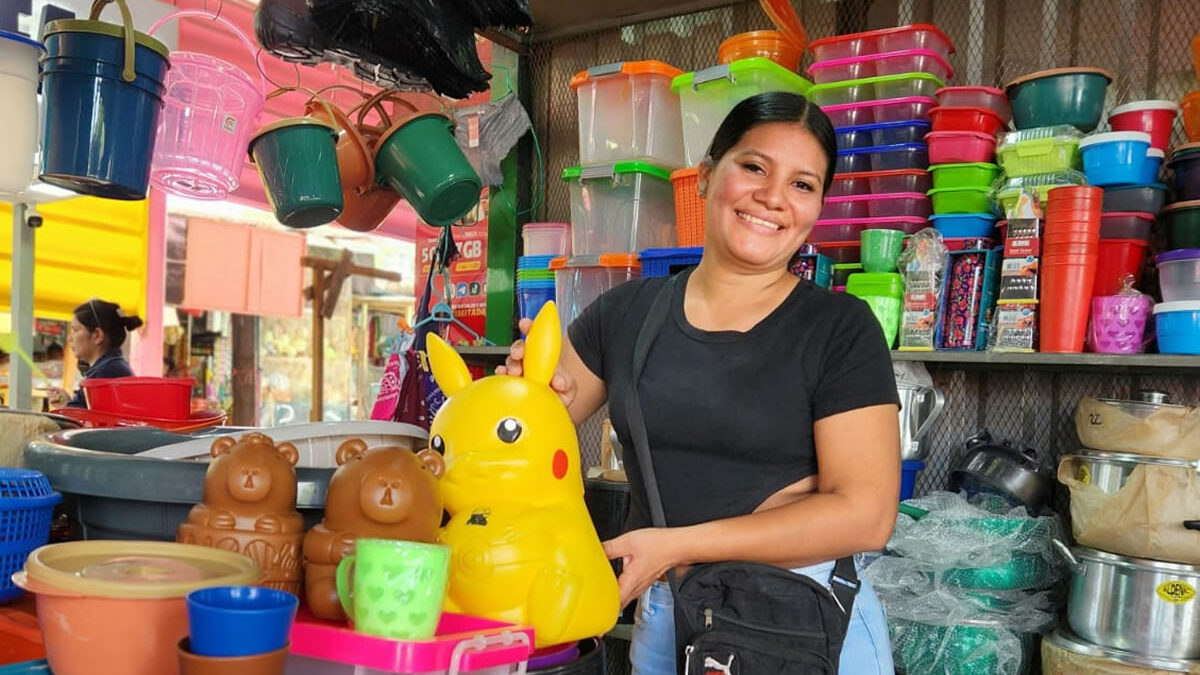 Comerciantes del Israel Lewites se preparan con plásticos para La Purísima