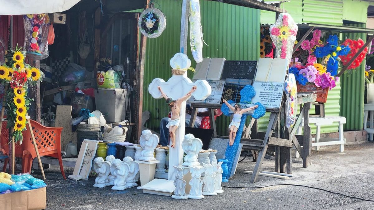 Comerciantes alistan ofertas para el Día de los Fieles Difuntos
