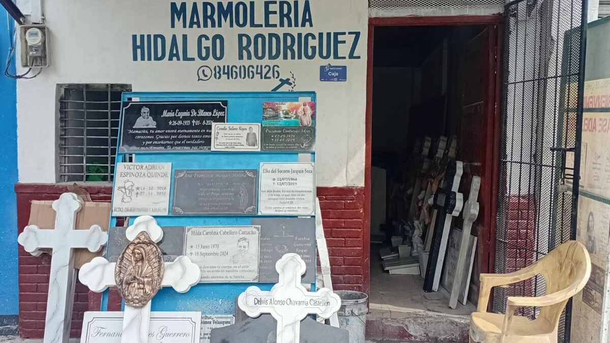 Crece la demanda de lápidas y placas ante el Día de los Difuntos
