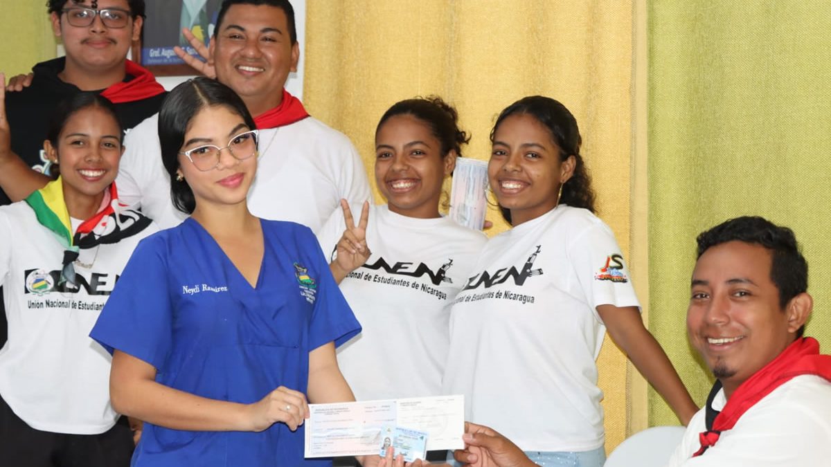 Estudiantes de URACCAN reciben becas del Programa Pueblo Presidente