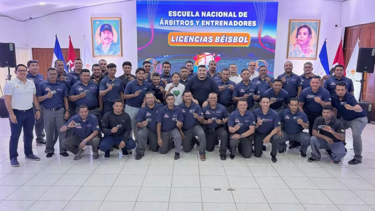 FENIBA capacita a 36 árbitros con instructor internacional