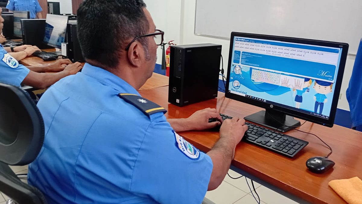 Funcionarios de Migración y Extranjería reciben formación en ofimática