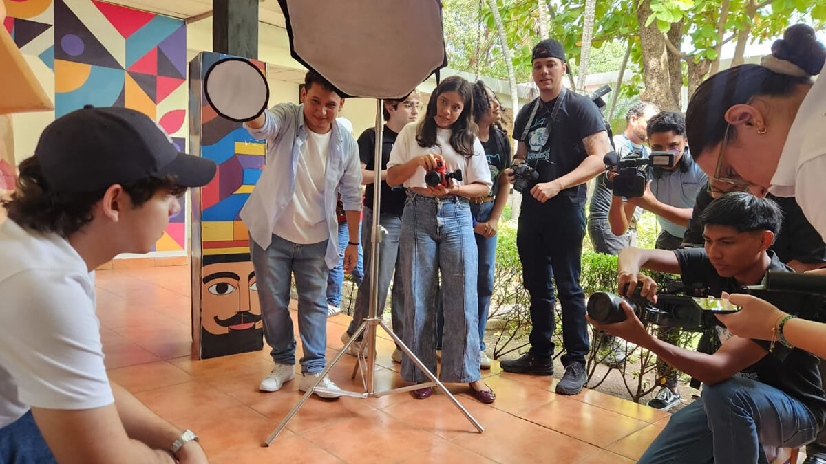 Jóvenes se capacitan en fotografía para promover el turismo nica