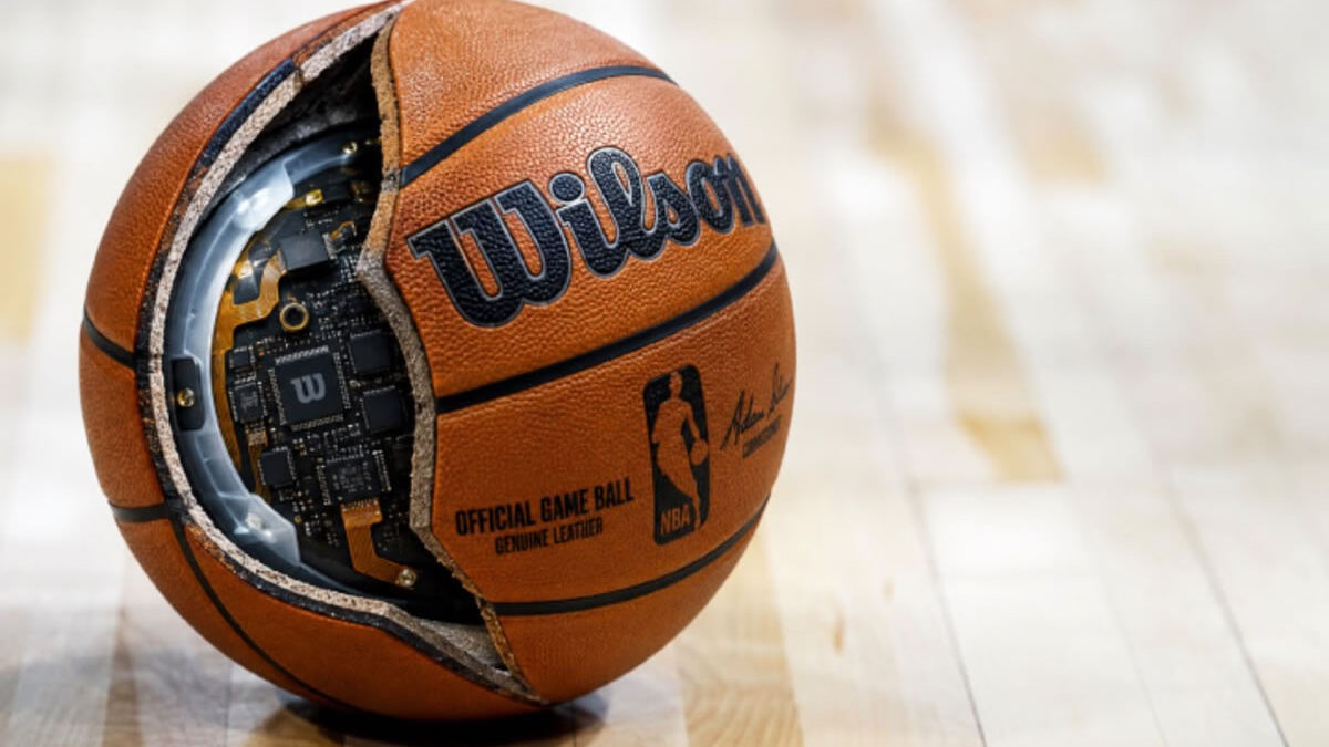 NBA prueba balones inteligentes que podrían llegar a los partidos oficiales