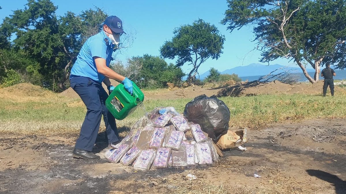 Policía Nacional incinera 150 paquetes de droga en Chinandega