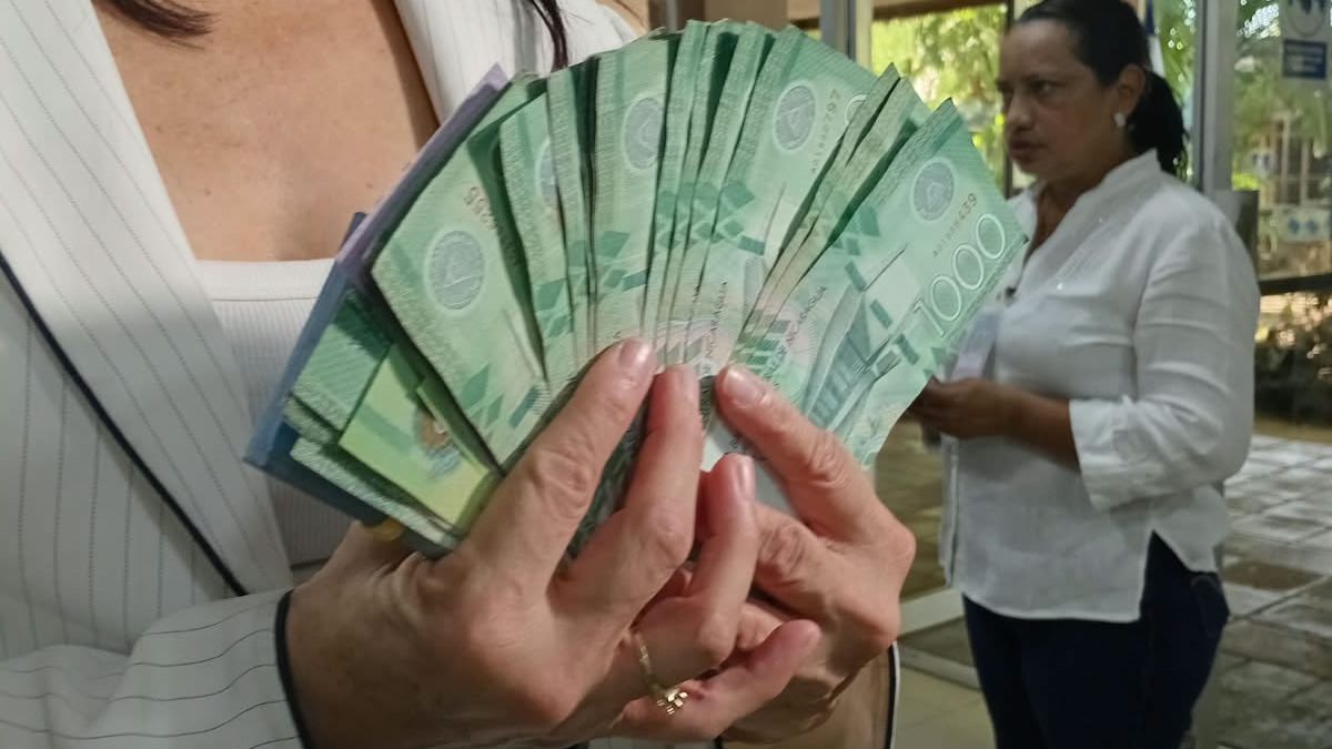 Servidores públicos reciben salario de noviembre con ajuste anual