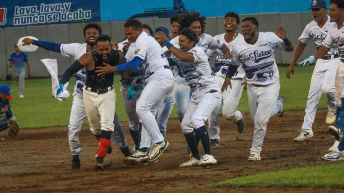 Tiburones de Granada reviven en el último inning y elimina a Estelí