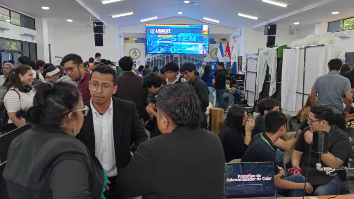 Universitarios presentan 42 proyectos innovadores en la Feria STEM 2026
