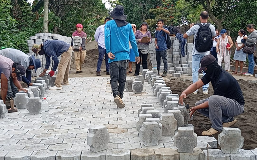 Avanzan obras de adoquinado en caminos de San Marcos