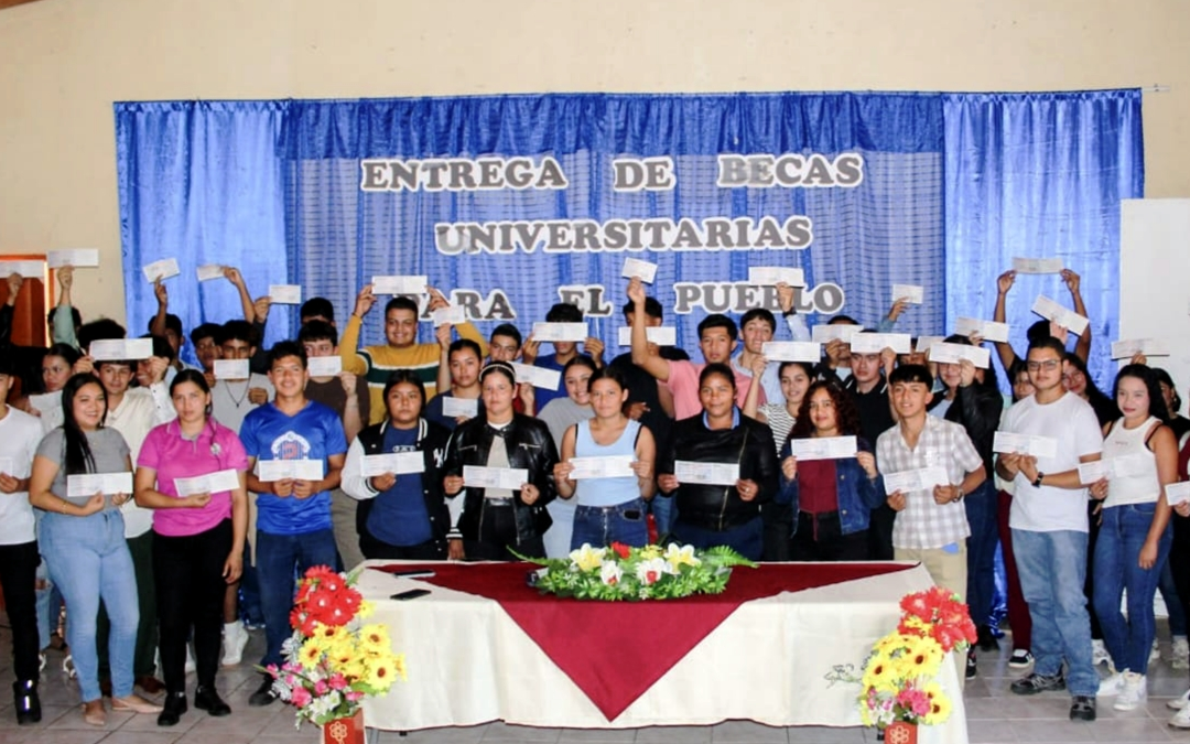 Entregan becas universitarias «Pueblo Presidente» en Ocotal