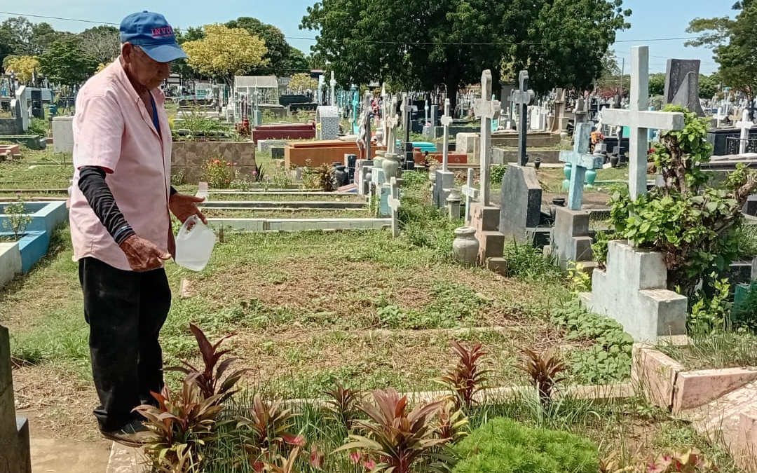 Ornamentadores preparan servicios ante la proximidad del 2 de noviembre