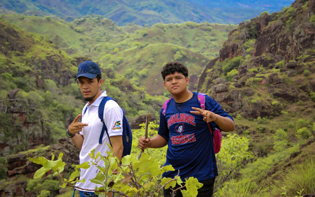 Jóvenes realizan jornada de senderismo en los Cerros Pegados