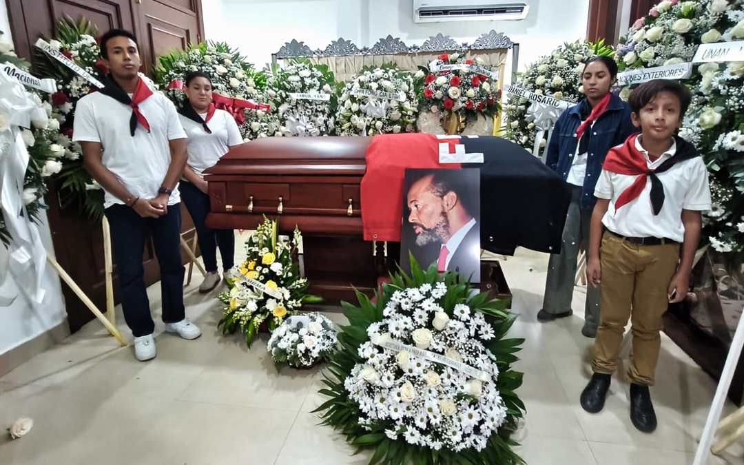 Rinden tributo y despedida al poeta David McField