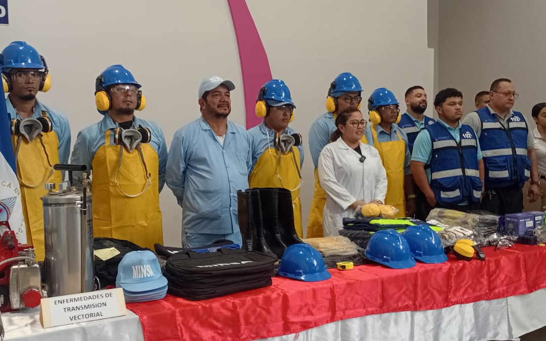 Ministerio de Salud entrega equipos de protección a su personal