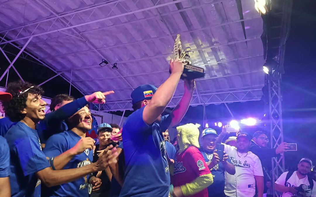 Rivas celebra el título del Frente Sur en el Pomares