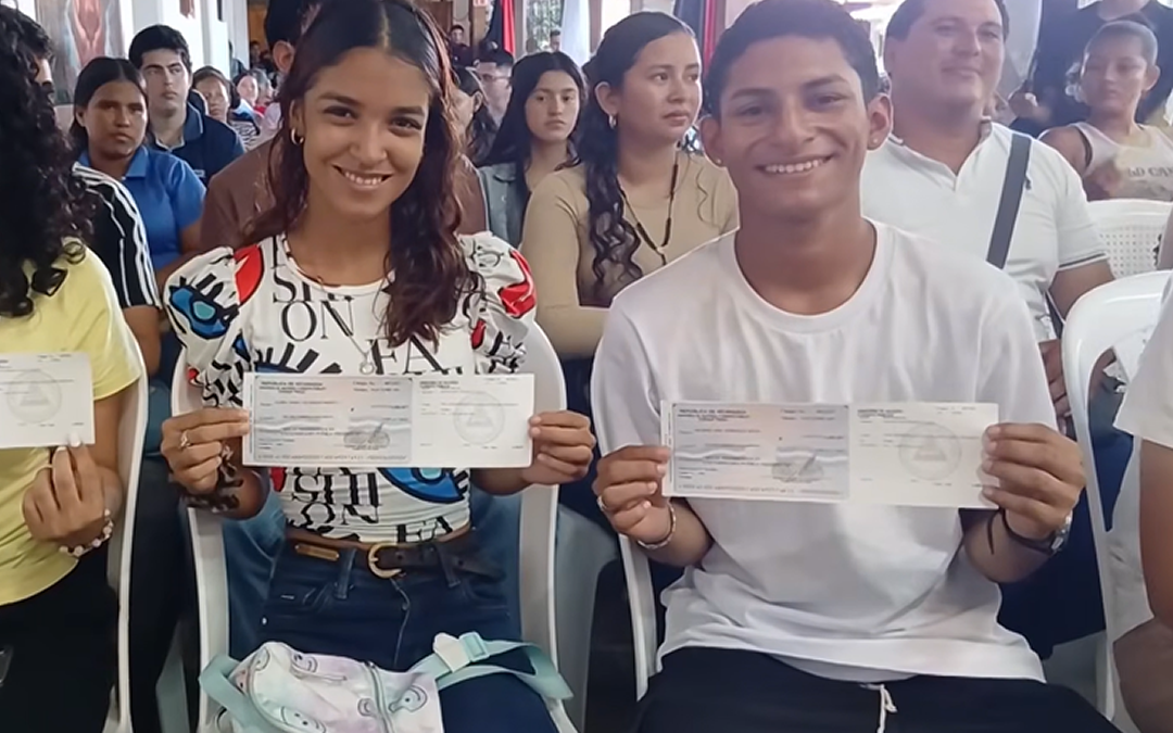 Universitarios de Granada reciben beca «Pueblo Presidente»