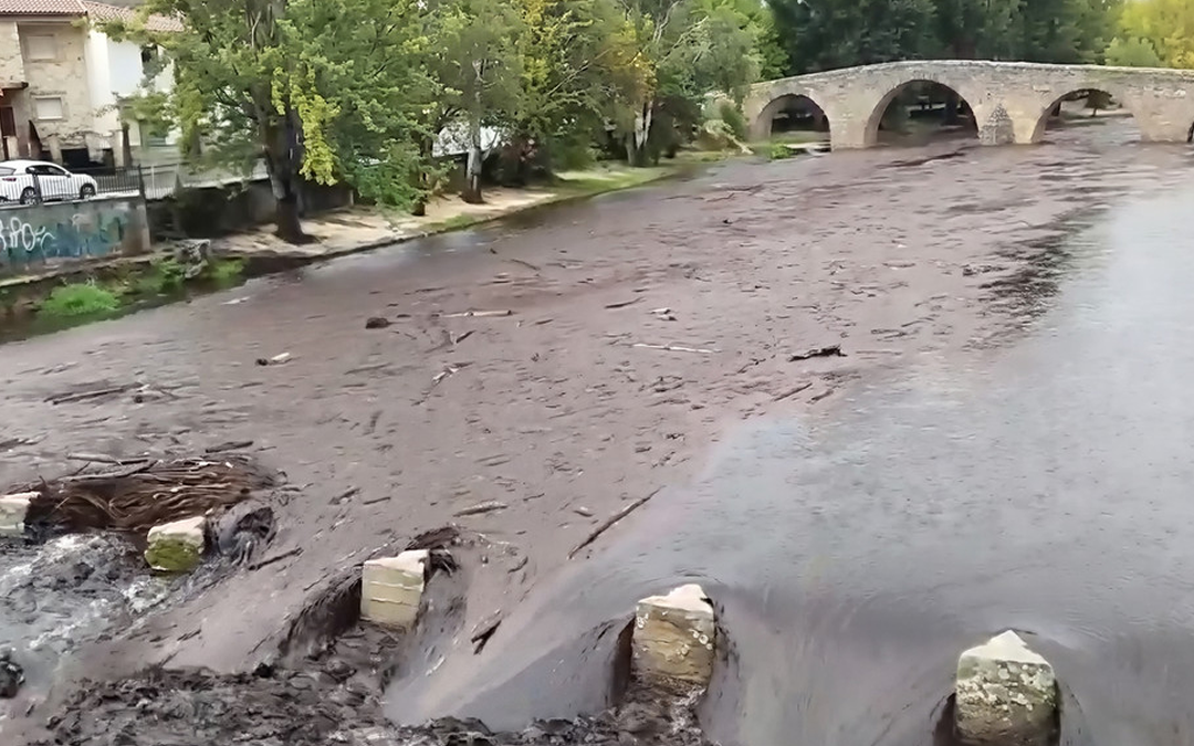 Río en España se tiñe de negro tras intensas lluvias
