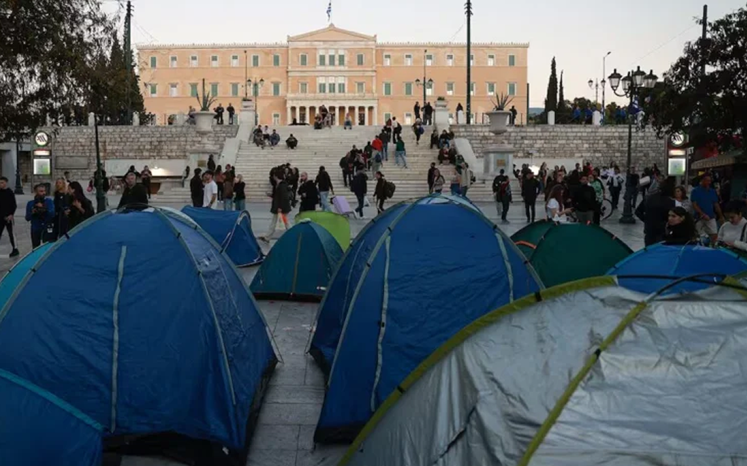 Jóvenes en Grecia protestan por altos costos en alquileres