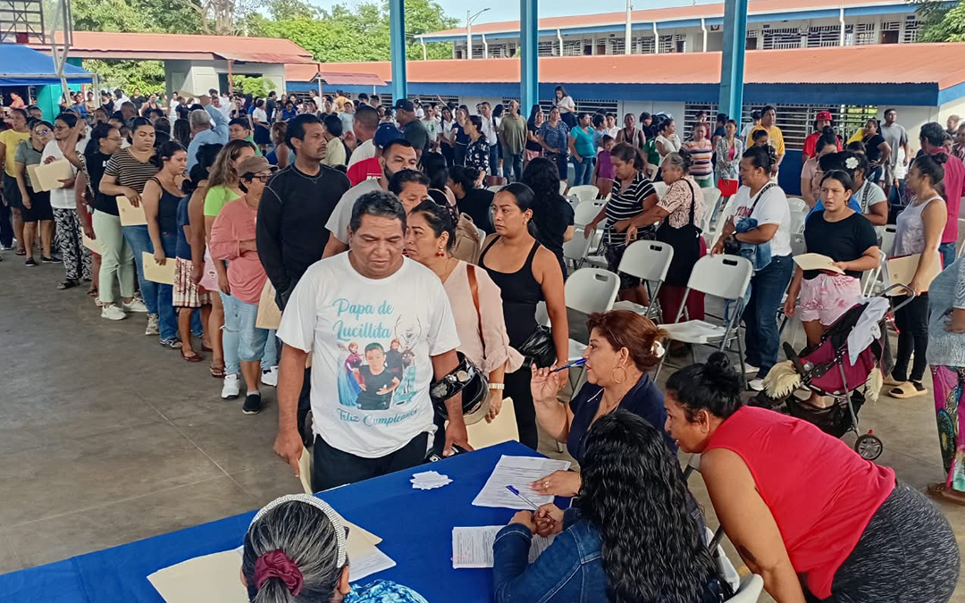 Padres de familia acuden a matrícula escolar 2027