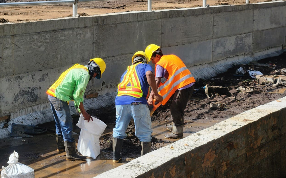 Avanza construcción de puente en Villa José Benito Escobar