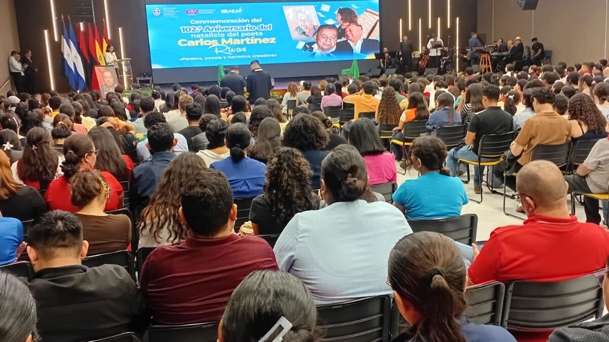 Comunidad universitaria honra 102 años del natalicio de Carlos Martínez Rivas